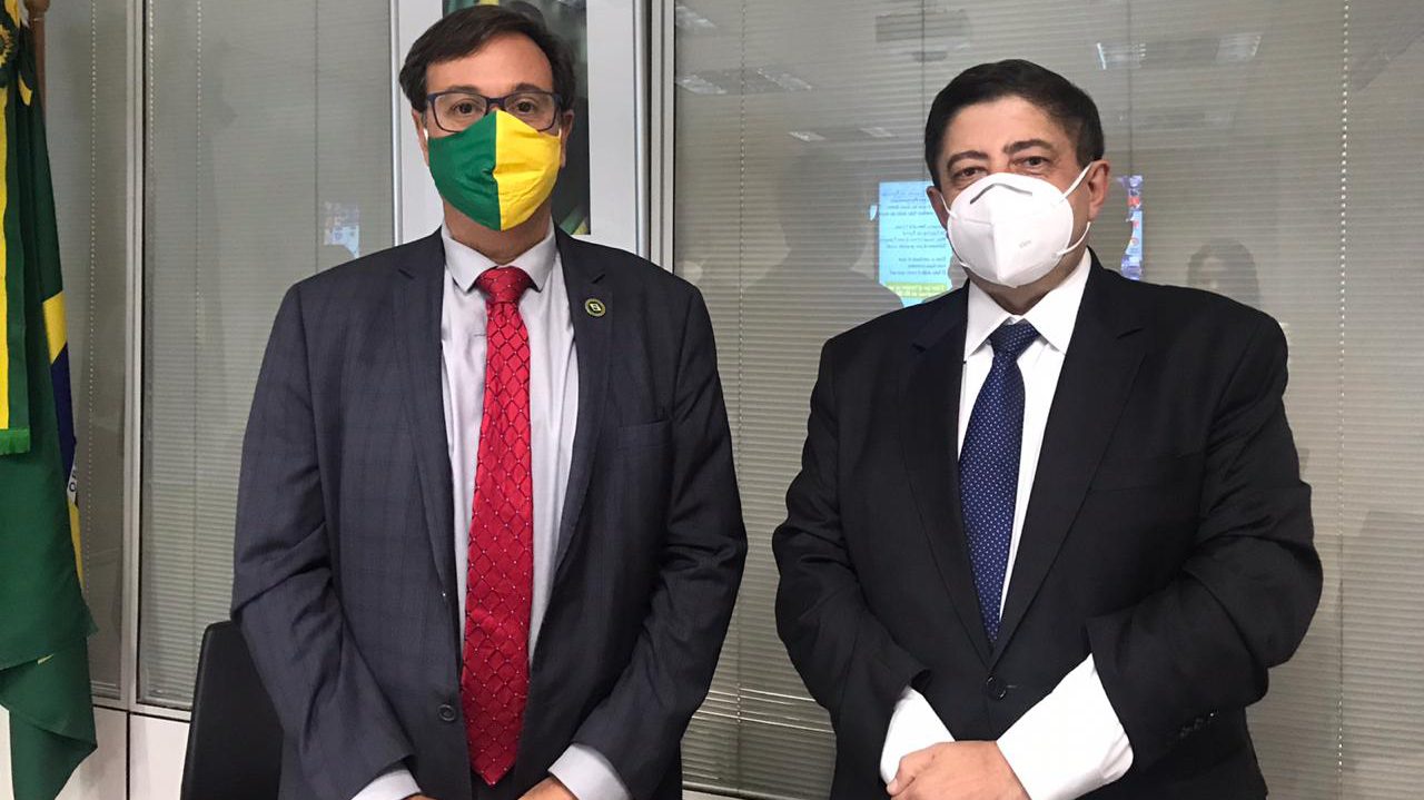 Prefeito Joaquim Neto vai a Brasilia e apresenta projetos a Gilson Neto