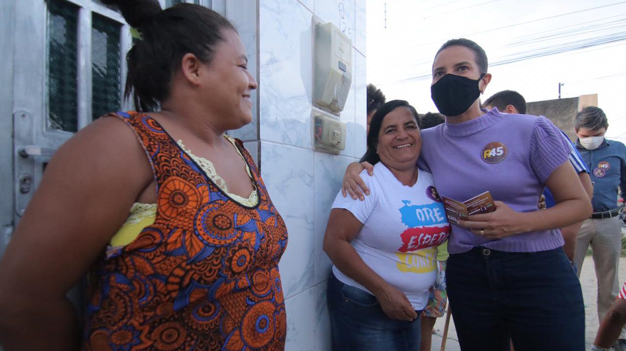 Cumprindo Agenda: Raquel Lyra (PSDB) visita moradores da Vila do Aeroporto