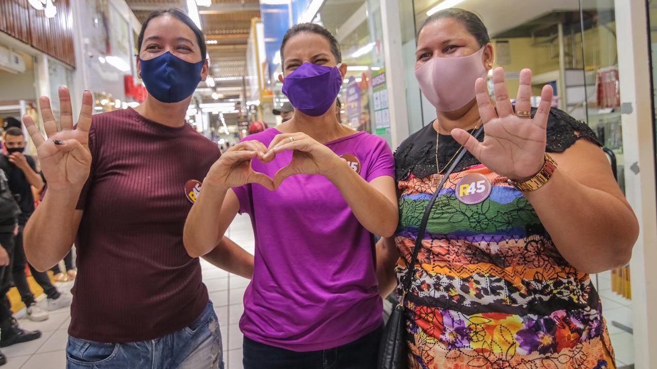 Candidata a reeleição Raquel Lyra visita lojas do Parque 18 de Maio em Caruaru