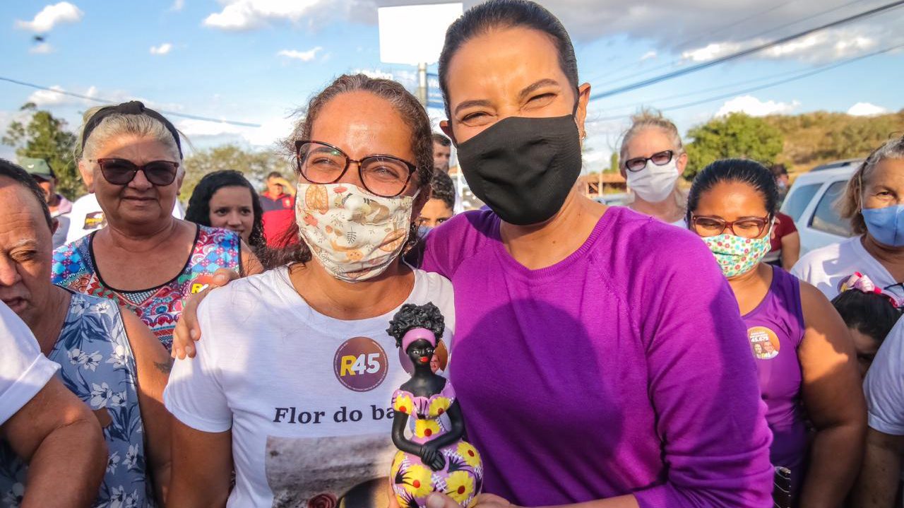 Moradores e comerciantes do Alto do Moura recebem a visita de Raquel Lyra