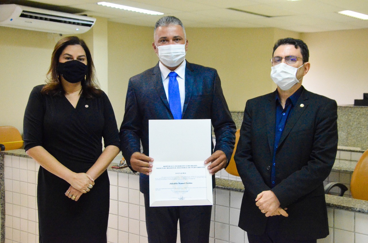 Gravatá: Gil Dantas de Uruçu-Mirim, recebe diploma de Vereador Eleito