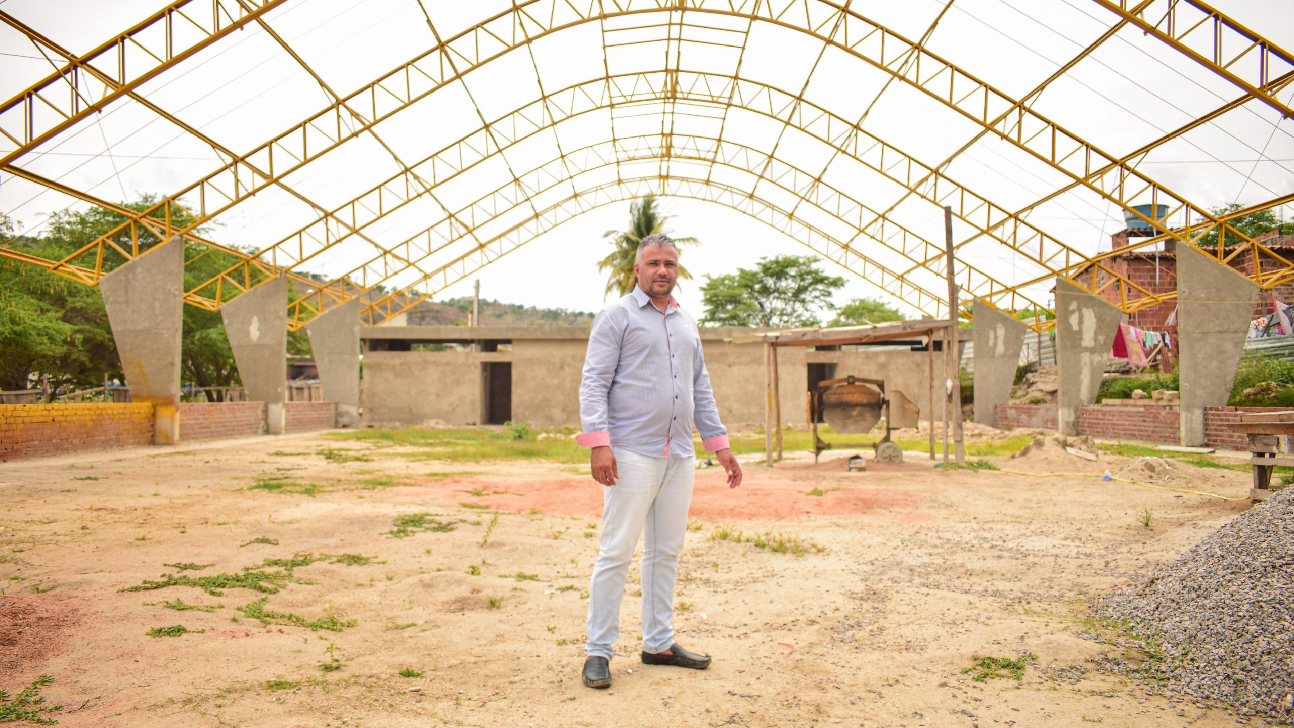 Gil Dantas fiscaliza obra da quadra de Mandacaru que deveria está em dia