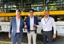 Joãozinho e Duguinha entregam ônibus escolares em São Joaquim do Monte