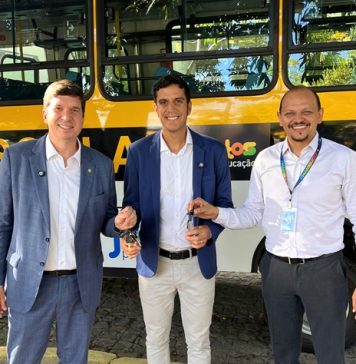Joãozinho e Duguinha entregam ônibus escolares em São Joaquim do Monte