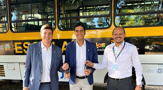 Joãozinho e Duguinha entregam ônibus escolares em São Joaquim do Monte