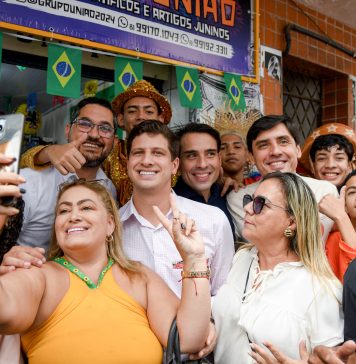 João Campos e Bruno Sales arrastam multidão durante visita ao Mercado de Gravatá