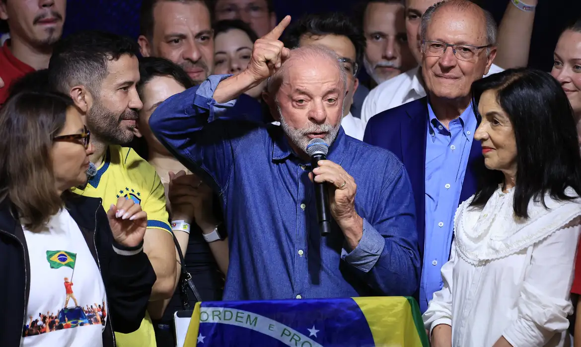 Lula vence Flávio Bolsonaro e é reeleito presidente do Brasil em disputa acirrada